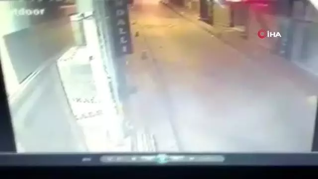 Fatih'te yabancı uyruklu 8 kişinin bıçaklı saldırısına uğrayan çocuk yaşam mücadelesi veriyor Fatih'te yabancı uyruklu 8 kişinin bıçaklı saldırısına uğrayan çocuk yaşam mücadelesi veriyor