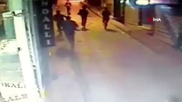 Fatih'te yabancı uyruklu 8 kişinin bıçaklı saldırısına uğrayan çocuk yaşam mücadelesi veriyor Fatih'te yabancı uyruklu 8 kişinin bıçaklı saldırısına uğrayan çocuk yaşam mücadelesi veriyor