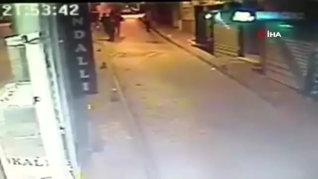 Fatih'te yabancı uyruklu 8 kişinin bıçaklı saldırısına uğrayan çocuk yaşam mücadelesi veriyor Fatih'te yabancı uyruklu 8 kişinin bıçaklı saldırısına uğrayan çocuk yaşam mücadelesi veriyor