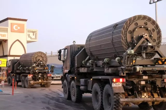 Fırat Nehri'ne seyyar köprü sevkiyatı yapıldı