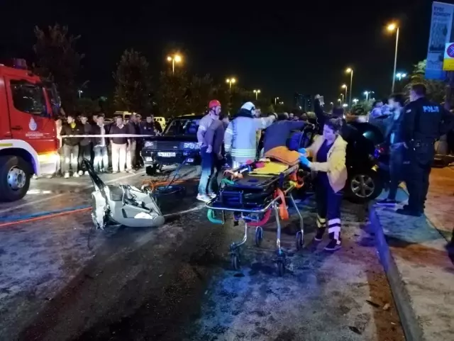 Hurdaya dönen otomobildeki sıkışanları itfaiye çıkarttı Hurdaya dönen otomobildeki sıkışanları itfaiye çıkarttı