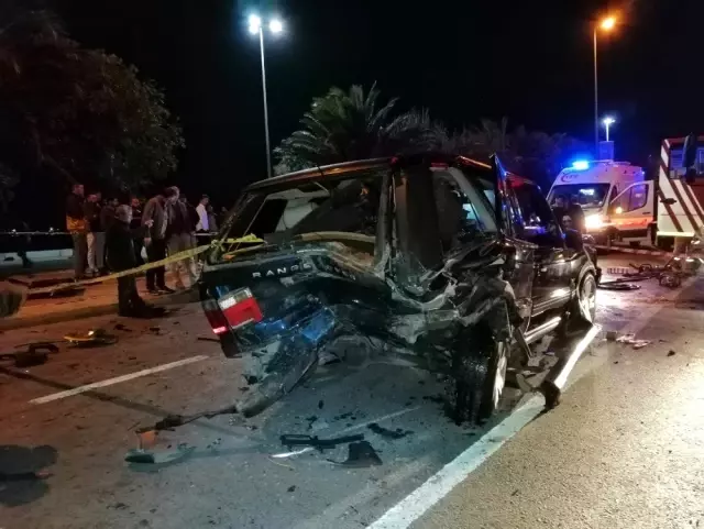 Hurdaya dönen otomobildeki sıkışanları itfaiye çıkarttı Hurdaya dönen otomobildeki sıkışanları itfaiye çıkarttı
