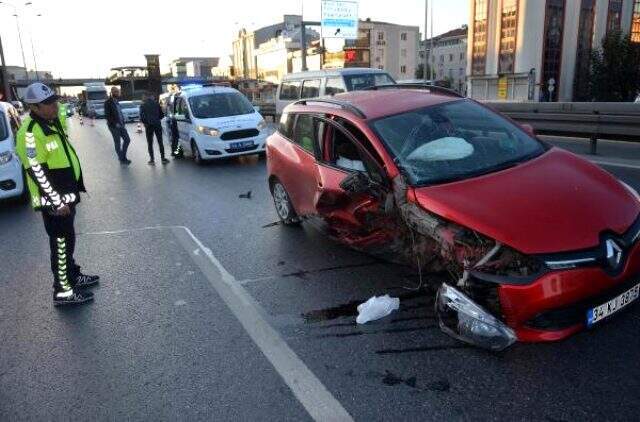 İstanbul'da kaza yapan sürücü otomobilinin parçalarını yoldan topladı