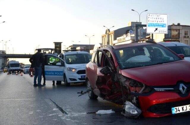 İstanbul'da kaza yapan sürücü otomobilinin parçalarını yoldan topladı