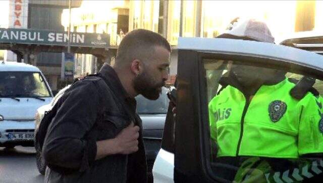 İstanbul'da kaza yapan sürücü otomobilinin parçalarını yoldan topladı