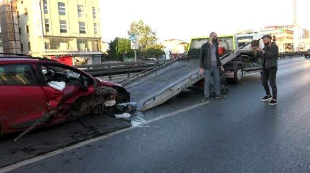 İstanbul'da kaza yapan sürücü otomobilinin parçalarını yoldan topladı