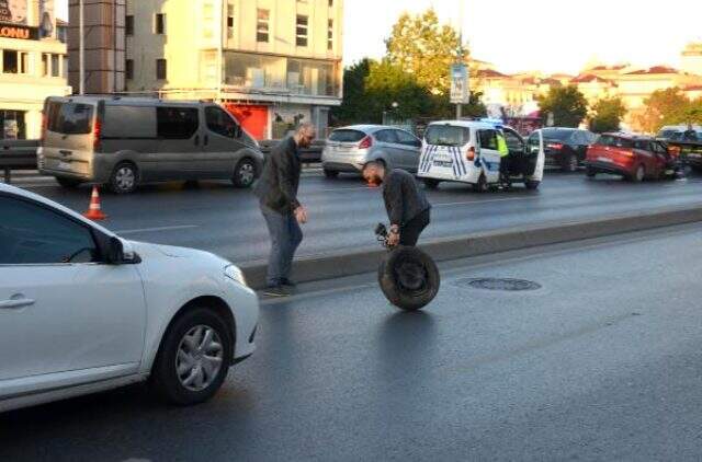 İstanbul'da kaza yapan sürücü otomobilinin parçalarını yoldan topladı