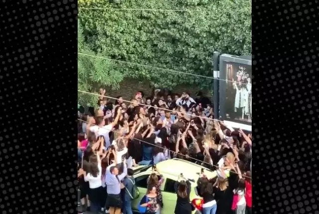 İtalya sokaklarında hayranlarının ilgisinden yürüyemeyen Can Yaman'a Türk takipçilerden tepki: Kalsana orada! İtalya sokaklarında hayranlarının ilgisinden yürüyemeyen Can Yaman'a Türk takipçilerden tepki: Kalsana orada!