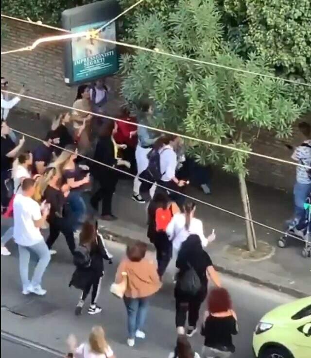 İtalya sokaklarında hayranlarının ilgisinden yürüyemeyen Can Yaman'a Türk takipçilerden tepki: Kalsana orada!