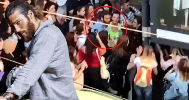 İtalya sokaklarında hayranlarının ilgisinden yürüyemeyen Can Yaman'a Türk takipçilerden tepki: Kalsana orada! İtalya sokaklarında hayranlarının ilgisinden yürüyemeyen Can Yaman'a Türk takipçilerden tepki: Kalsana orada!