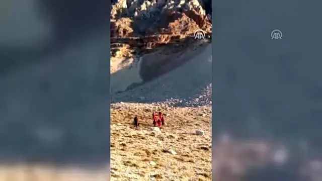 Kızlar Sivrisi Dağı'nda mahsur kalan 3 dağcı kurtarıldı Kızlar Sivrisi Dağı'nda mahsur kalan 3 dağcı kurtarıldı