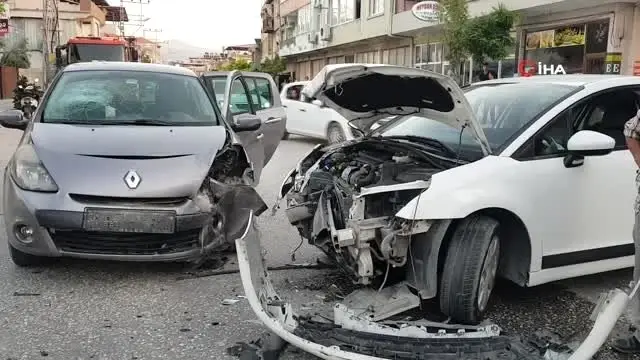 Samandağ'da araçlar kafa kafaya çarpıştı: 3 yaralı