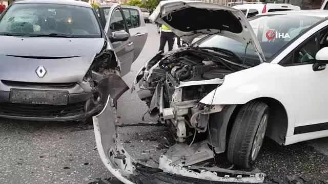 Samandağ'da araçlar kafa kafaya çarpıştı: 3 yaralı Samandağ'da araçlar kafa kafaya çarpıştı: 3 yaralı