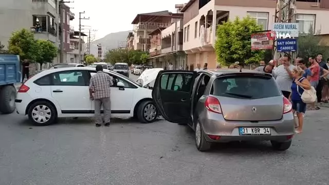 Samandağ'da araçlar kafa kafaya çarpıştı: 3 yaralı Samandağ'da araçlar kafa kafaya çarpıştı: 3 yaralı
