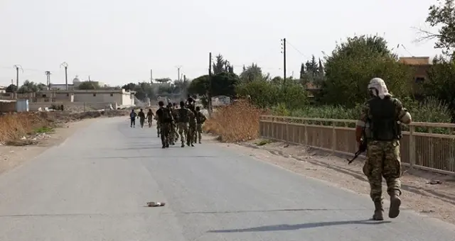 Terör örgütü PKK/YPG'nin lojistik faaliyet yürüttüğü M4 karayolu kontrol altına alındı Terör örgütü PKK/YPG'nin lojistik faaliyet yürüttüğü M4 karayolu kontrol altına alındı