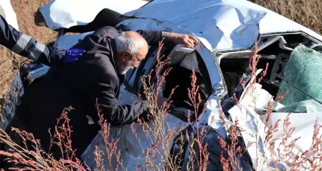 TEM'de feci kaza: Aynı aileden 3 kişi yaşamını yitirdi, 2 kişi yaralandı