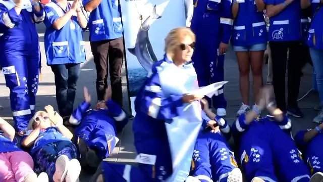 Yere yatıp yunus parklarını protesto ettiler Yere yatıp yunus parklarını protesto ettiler