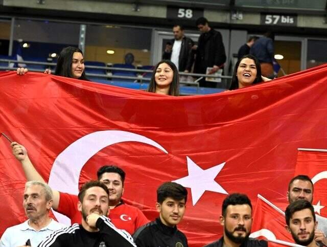 A Milli Takımımıza büyük destek! Paris kırmızı-beyaz