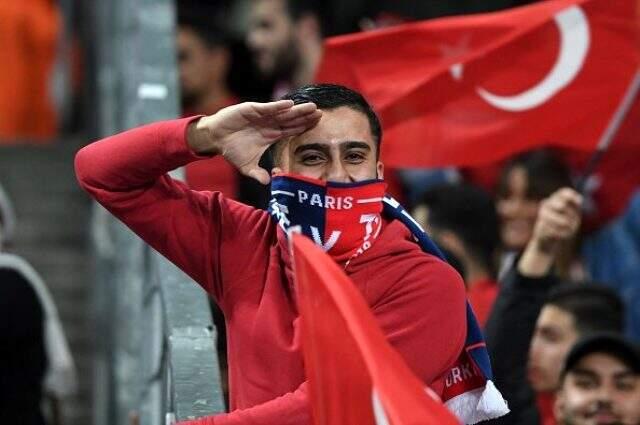 A Milli Takımımıza büyük destek! Paris kırmızı-beyaz