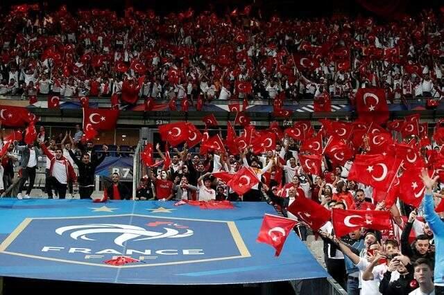 A Milli Takımımıza büyük destek! Paris kırmızı-beyaz