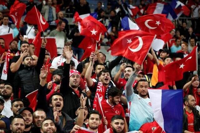 A Milli Takımımıza büyük destek! Paris kırmızı-beyaz