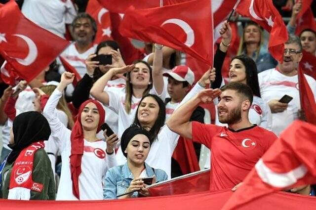 A Milli Takımımıza büyük destek! Paris kırmızı-beyaz