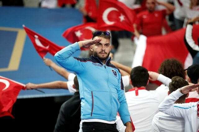 A Milli Takımımıza büyük destek! Paris kırmızı-beyaz