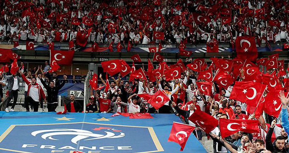 A Milli Takımımıza büyük destek! Paris kırmızı-beyaz