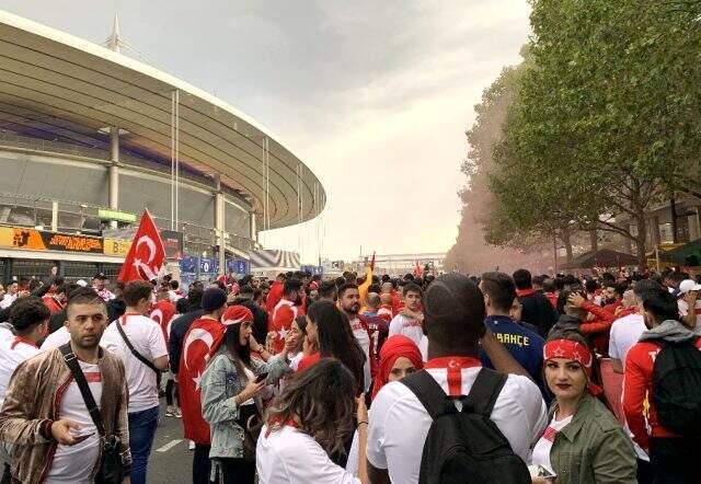 A Milli Takımımıza büyük destek! Paris kırmızı-beyaz