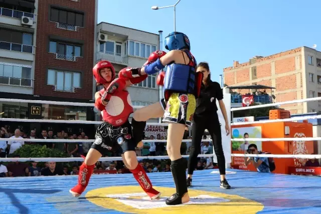 Akhisar'da ilk kez açık havada Muaythai gösterisi yapıldı