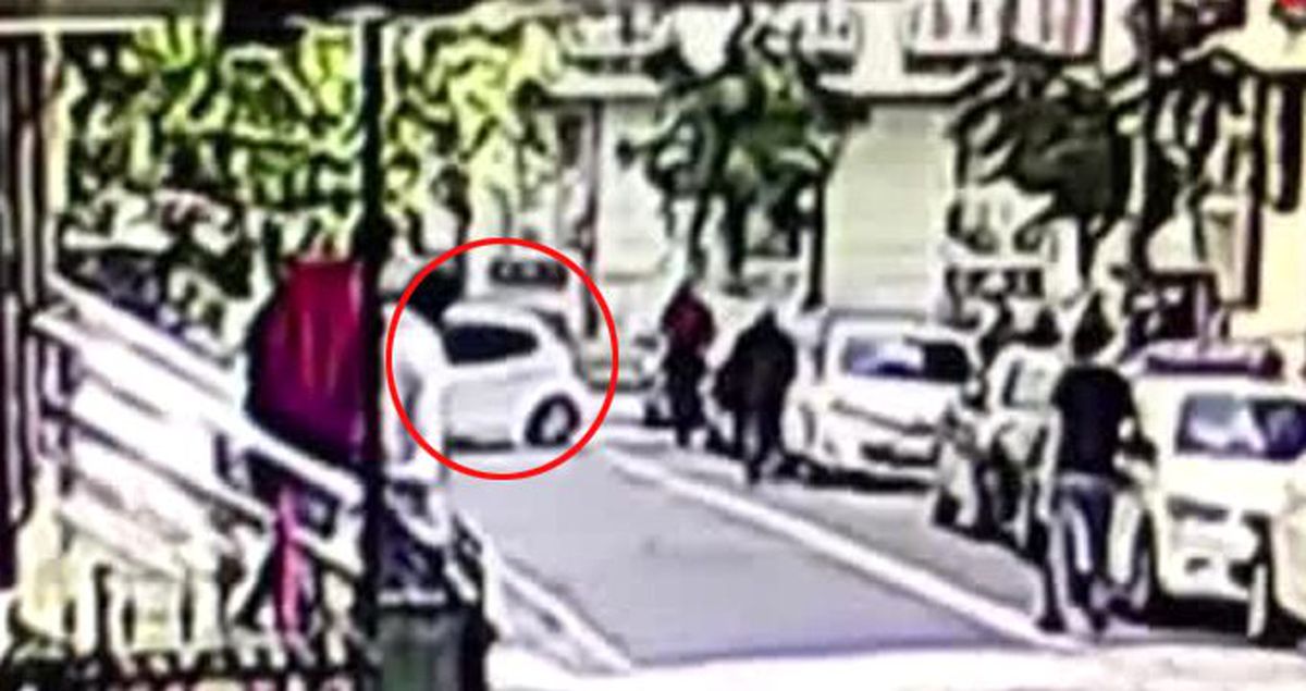 Aracıyla evin duvarına çarpan kadın sürücü 'Özür dilerim' dedikten sonra kaçtı