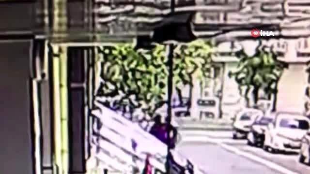 Aracıyla evin duvarına çarpan kadın sürücü 'özür dilerim' dedikten sonra kaçtı