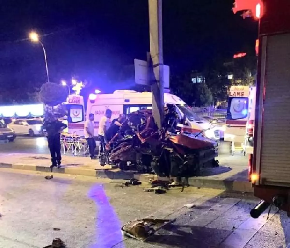 Aydınlatma direğine çarpan otomobildeki 3 arkadaş öldü, 1'i ağır yaralı