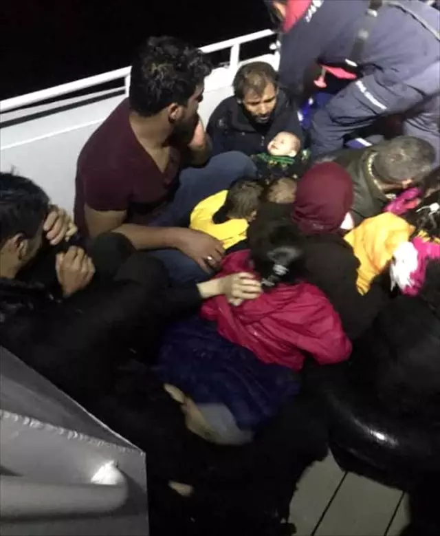 Balıkesir'de düzensiz göçmenleri taşıyan tekne battı Balıkesir'de düzensiz göçmenleri taşıyan tekne battı