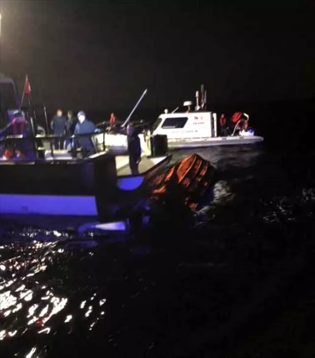 Balıkesir'de düzensiz göçmenleri taşıyan tekne battı Balıkesir'de düzensiz göçmenleri taşıyan tekne battı