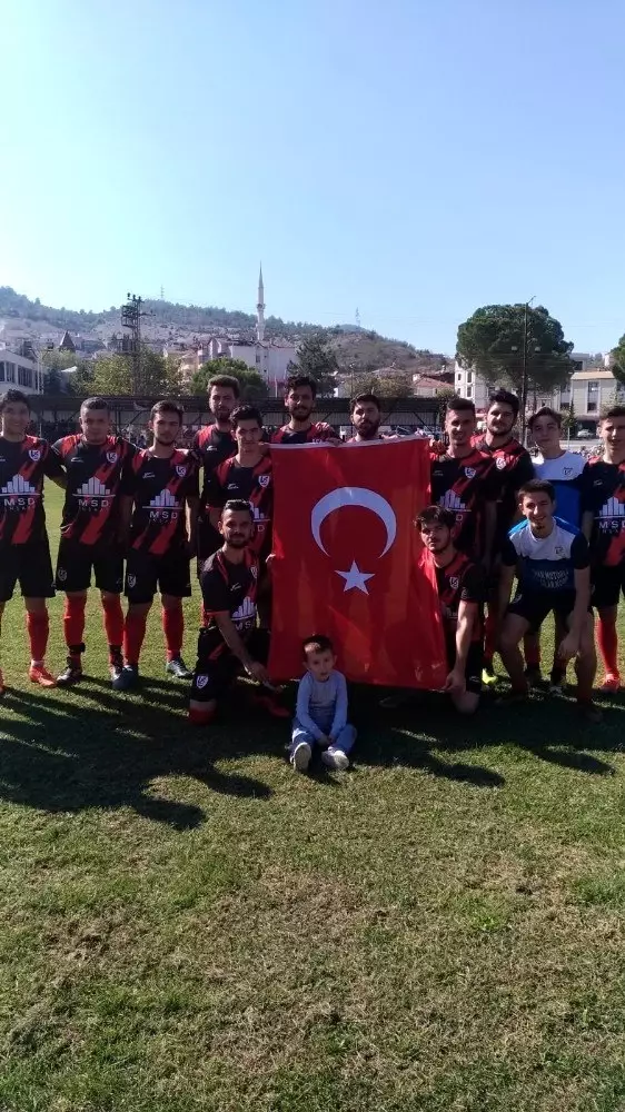 Barış Pınarı Harekatı'na destek pankartı ile maça çıktılar Barış Pınarı Harekatı'na destek pankartı ile maça çıktılar