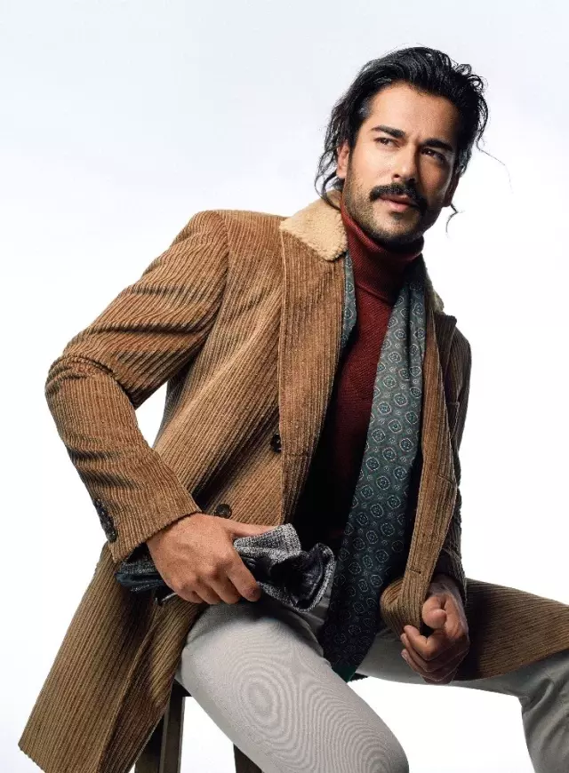 Burak Özçivit Altınyıldız Classics'in yeni sezon koleksiyonu için objektif karşısına geçti Burak Özçivit Altınyıldız Classics'in yeni sezon koleksiyonu için objektif karşısına geçti