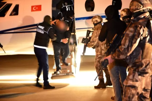 Cumhuriyet tarihinin en büyük uyuşturucu operasyonunda yakalanan elebaşı Mehmet Zeki Fidan... Cumhuriyet tarihinin en büyük uyuşturucu operasyonunda yakalanan elebaşı Mehmet Zeki Fidan...