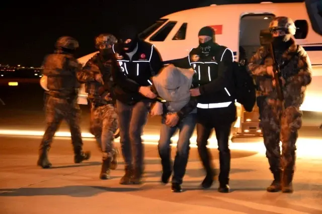 Cumhuriyet tarihinin en büyük uyuşturucu operasyonunda yakalanan elebaşı Mehmet Zeki Fidan... Cumhuriyet tarihinin en büyük uyuşturucu operasyonunda yakalanan elebaşı Mehmet Zeki Fidan...
