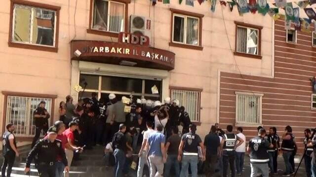Diyarbakır'da polis, terör örgütüne destek için toplanan HDP'lileri binadan dışarı çıkarmadı