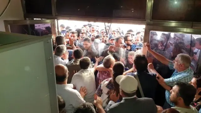 Diyarbakır'da polis, terör örgütüne destek için toplanan HDP'lileri binadan dışarı çıkarmadı