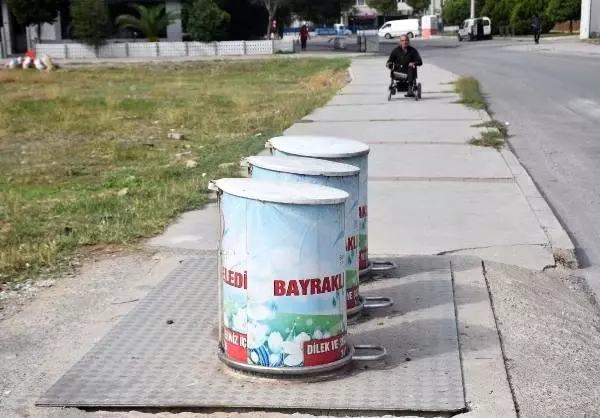 Engellilere çöp tankı engeli Engellilere çöp tankı engeli