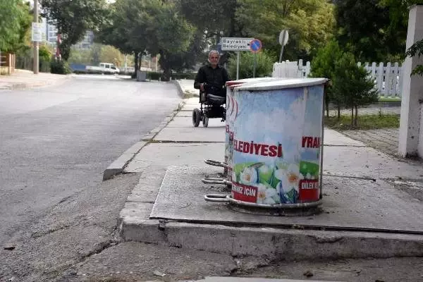 Engellilere çöp tankı engeli Engellilere çöp tankı engeli