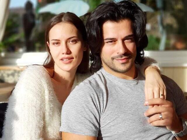 Fahriye Evcen oğlu Karan'la eşi Burak Özçivit'i sette ziyaret etti