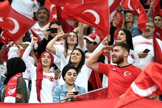 Fransız rejisi Türk futbolcuların asker selamı verdiği gol sevincini ekrana yansıtmadı