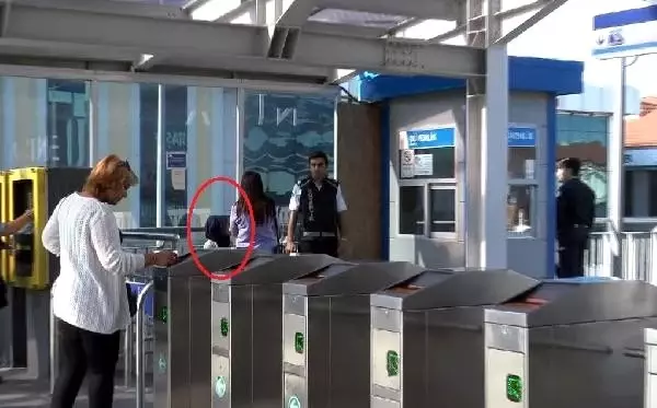 Genç kız, metrobüste kendisini taciz eden şüpheliyi çığlık atarak yakalattı