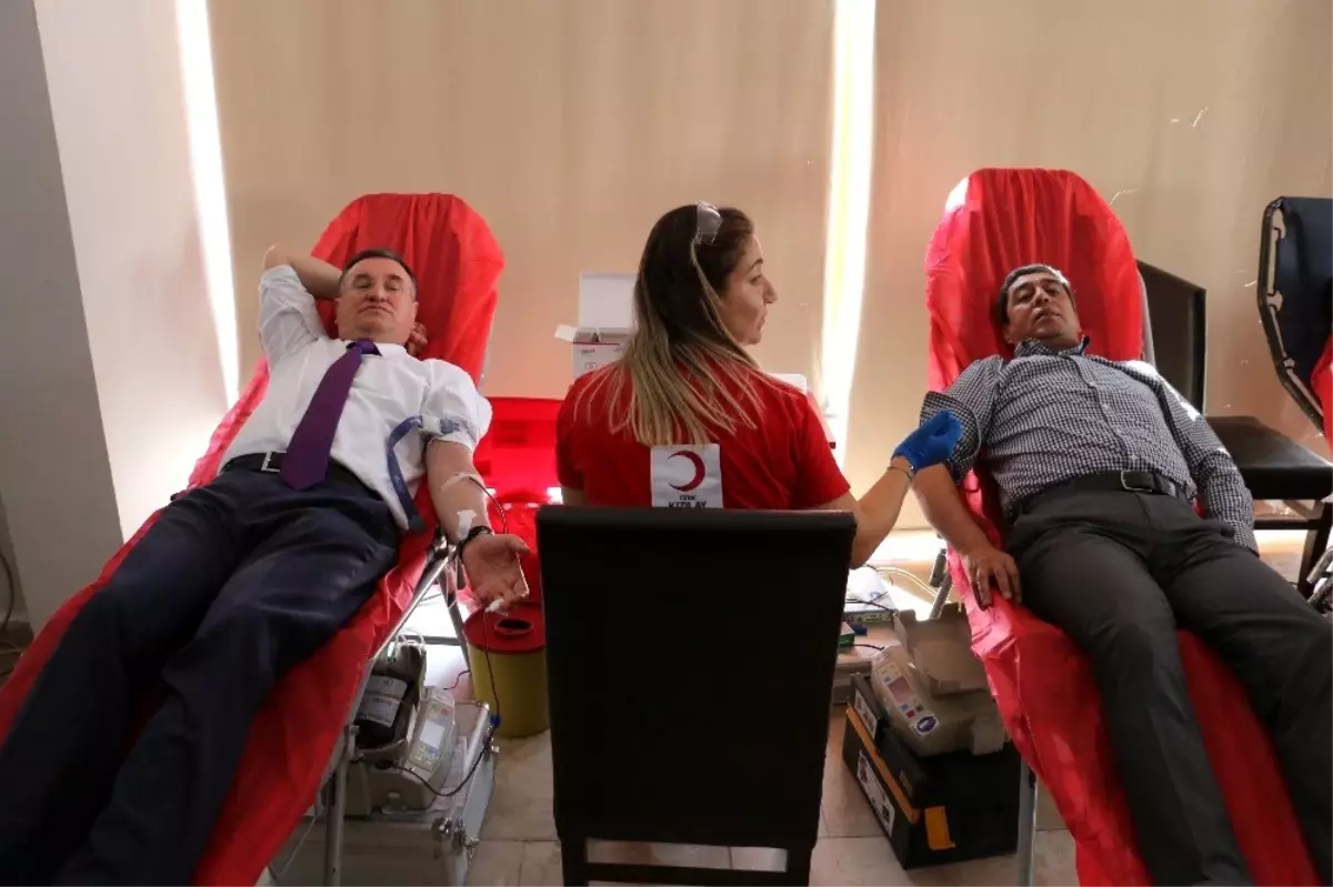 Hatay Büyükşehir ve HATSU'dan Mehmetçik için kan bağışı