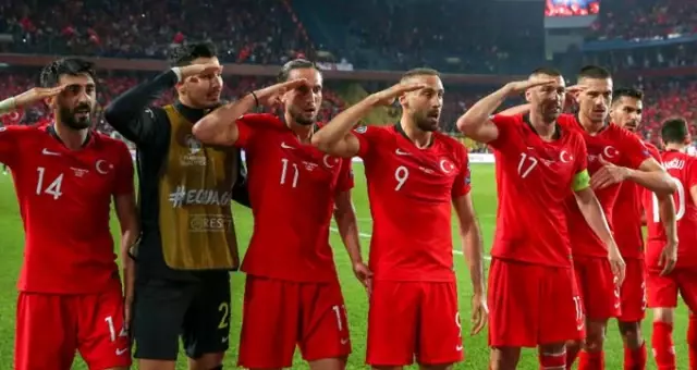İlkay Gündoğan ve Emre Can'dan 'asker selamı' açıklaması