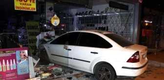Kaza yapan otomobil, kozmetik dükkanına daldı: 1 yaralı