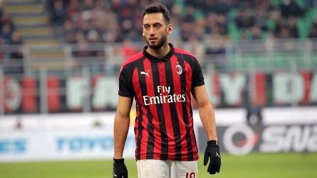 Milan, asker selamı veren Hakan Çalhanoğlu ile yollarını ayırma kararı aldı!